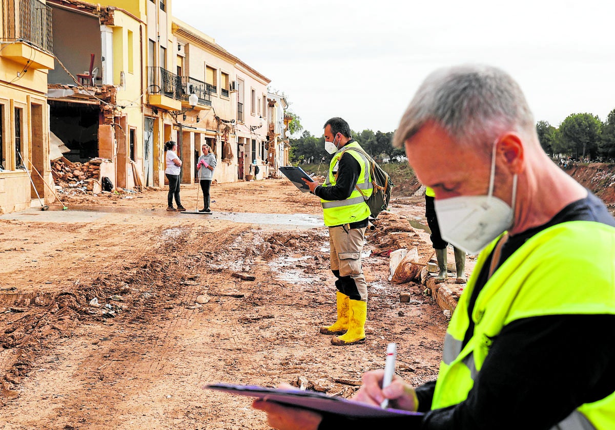 Técnicos examinan una zona dañada por la dana.