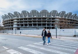 Una pareja pasea esta semana frente al Nuevo Mestalla.