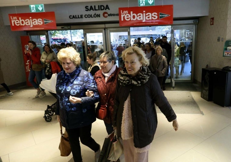 Primeras compradoras en las Rebajas de 2025 en Valencia.