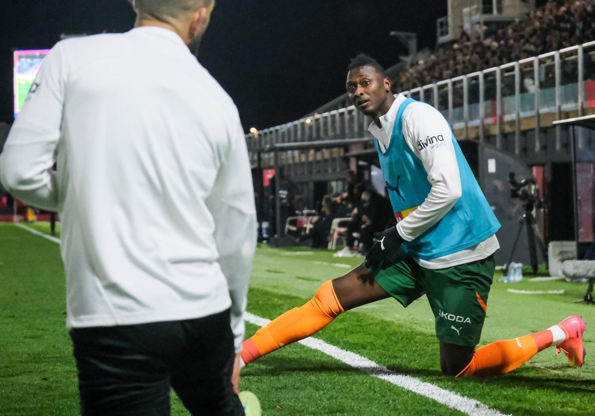 Sadiq calienta antes de debutar con el Valencia.