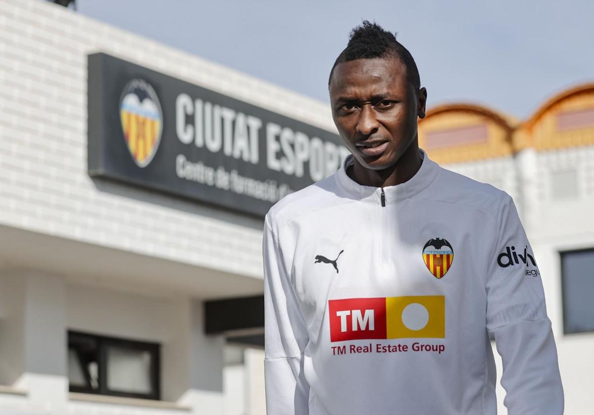 Umar Sadiq, en Paterna tras su presentación.