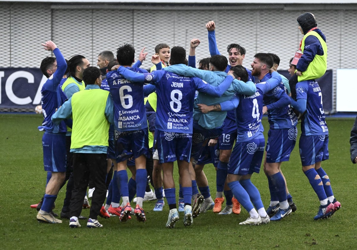 Los jugadores del Ourense celebran la victoria contra el Valladolid en los dieciseisavos de final.