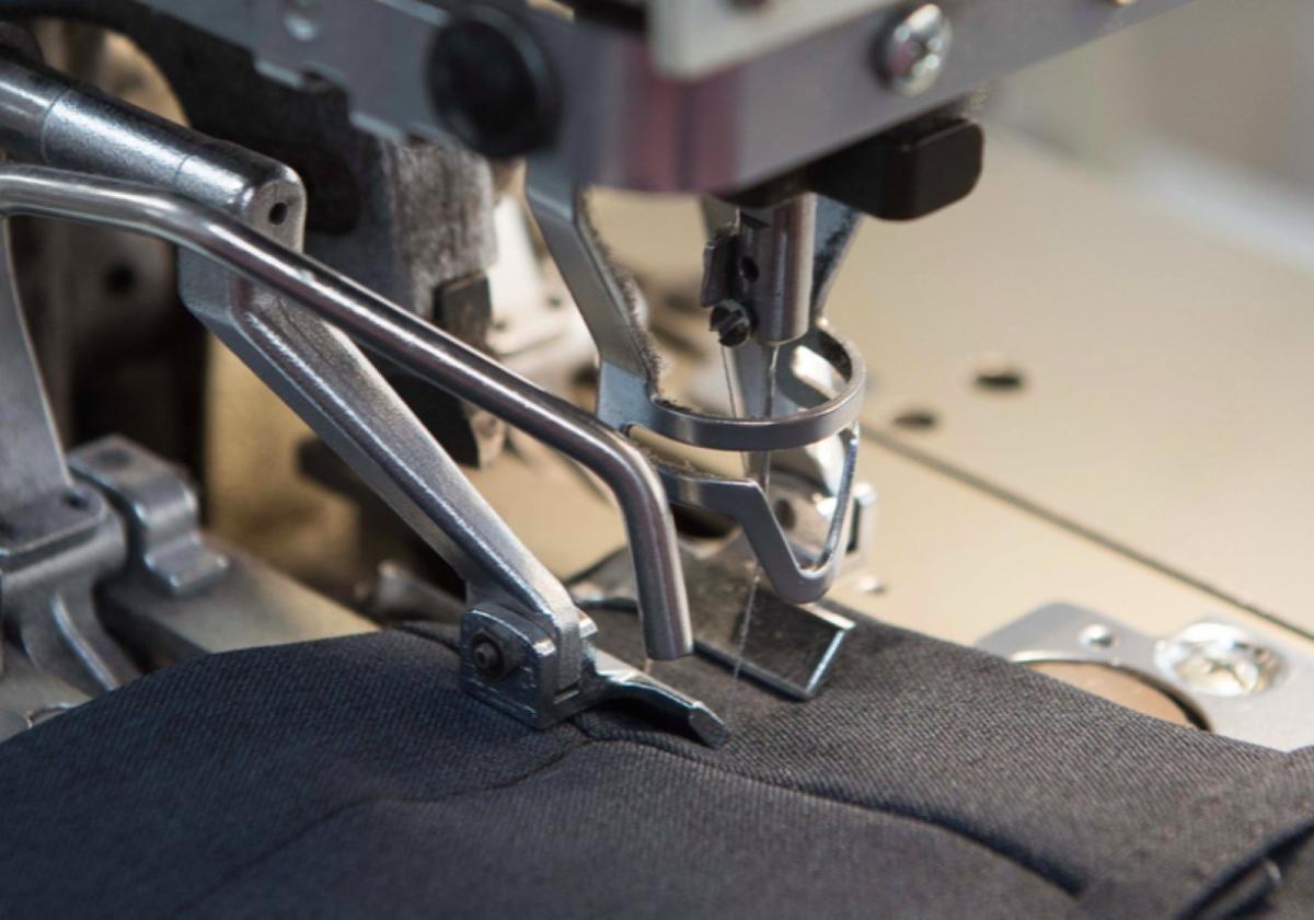 Proceso de costura de los pantalones Blaper.