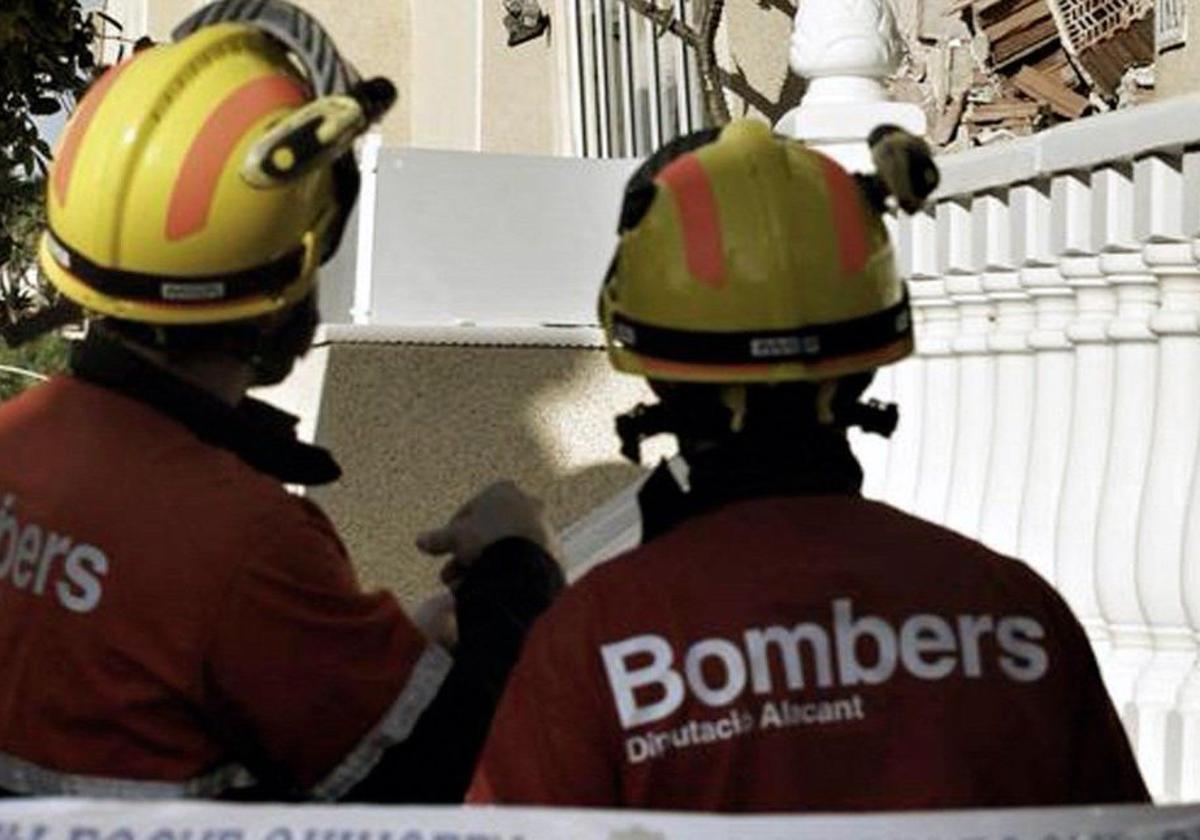 Dos bomberos, en una imagen de archivo.