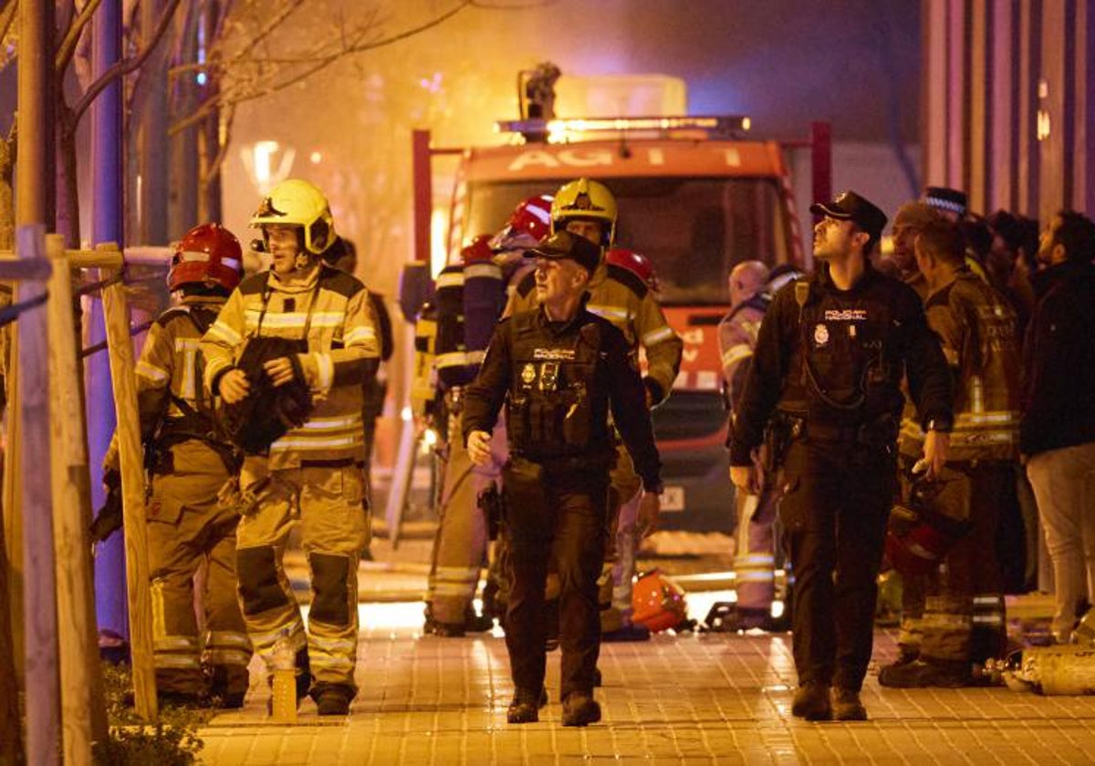 Bomberos y policías que intervinieron en la emergencia.