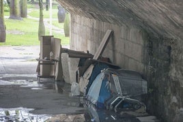 Asentamiento que había en el puente del Real del jardín del Turia.