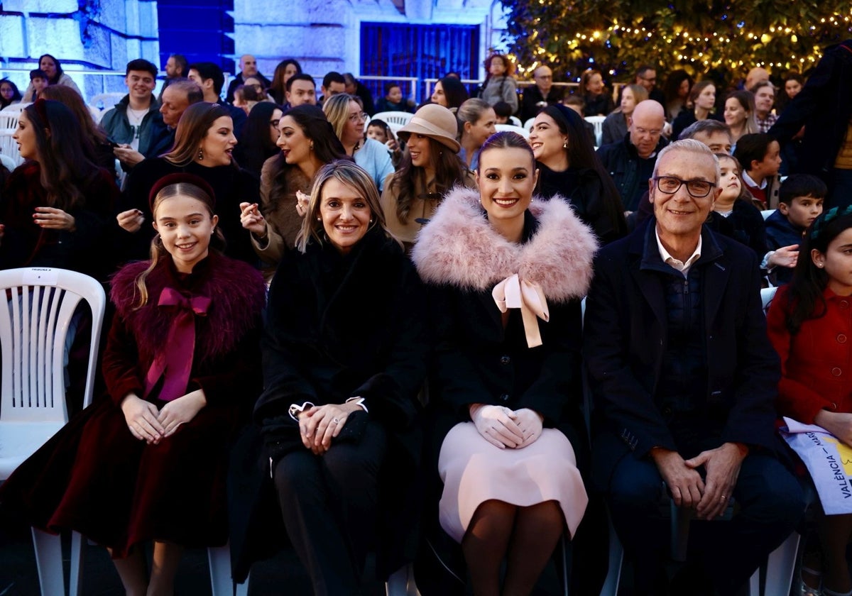 Berta Peiró y Lucía García, junto a los ediles Santiago Ballester y Mónica Gil, en la cabalgata de Reyes