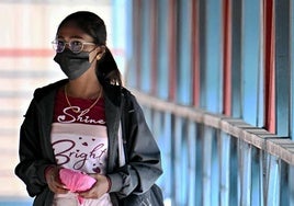 Una mujer con mascarilla en la India.