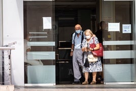 Pacientes con mascarilla en un hospital valenciano.