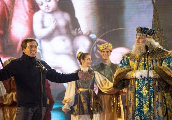 El Rey Melchor y el alcalde de Madrid, José Luis Martínez-Almeida, durante la Cabalgata de los Reyes Magos en Madrid.