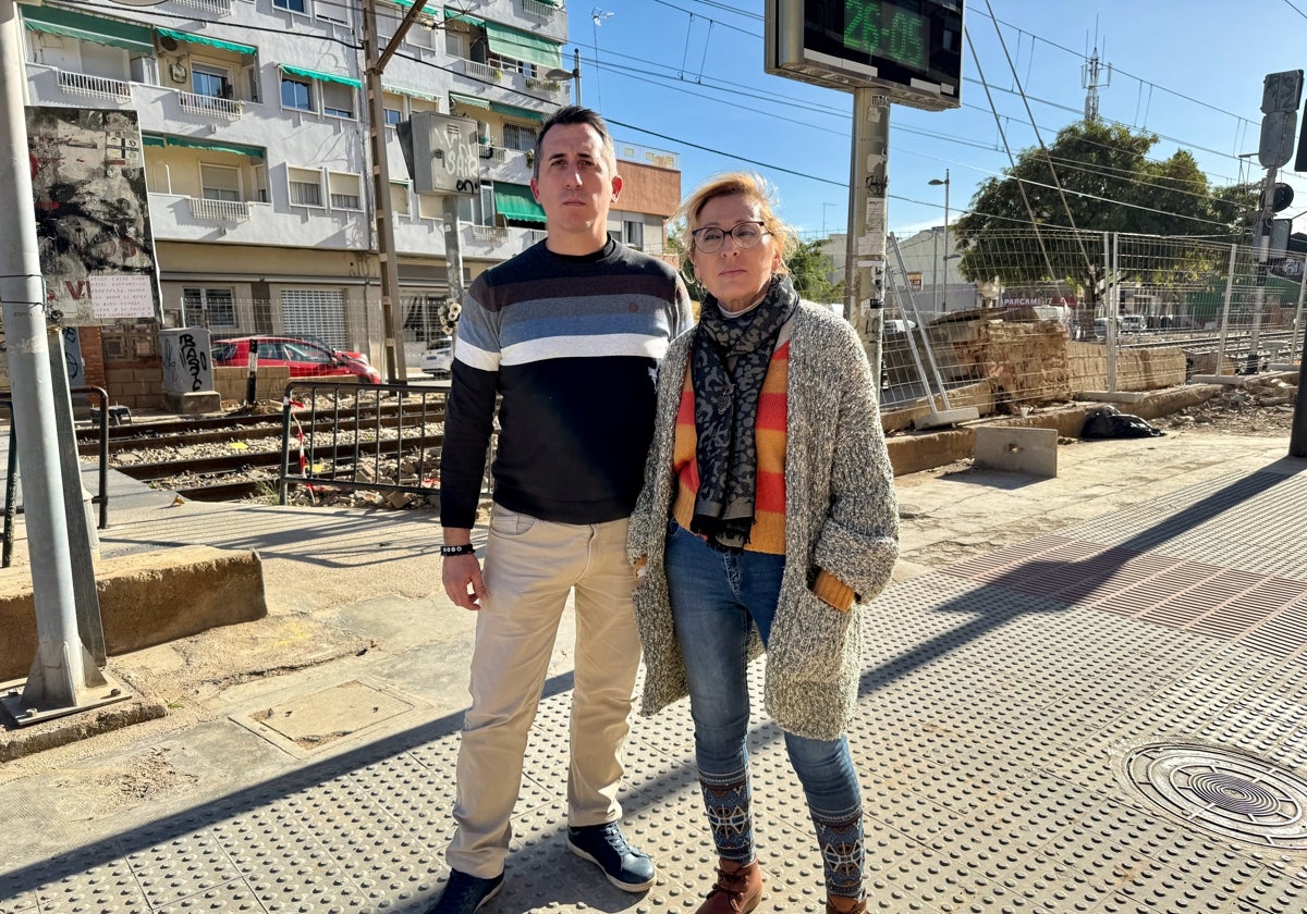 Representantes de la Plataforma por el Soterramiento junto al paso a nivel.