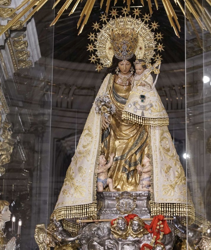 Imagen secundaria 2 - Virgen de los Desamparados, en el Camarín.