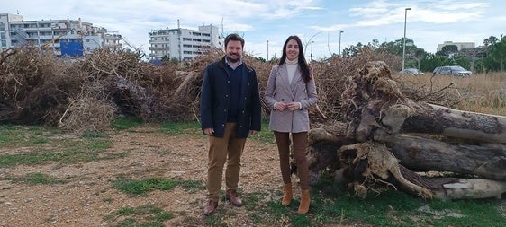 La alcaldesa de Torreblanca y el director general de Costas en la parcela con los restos retirados.