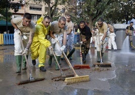 Voluntarios retiran el fango en Massanassa en una imagen reciente.