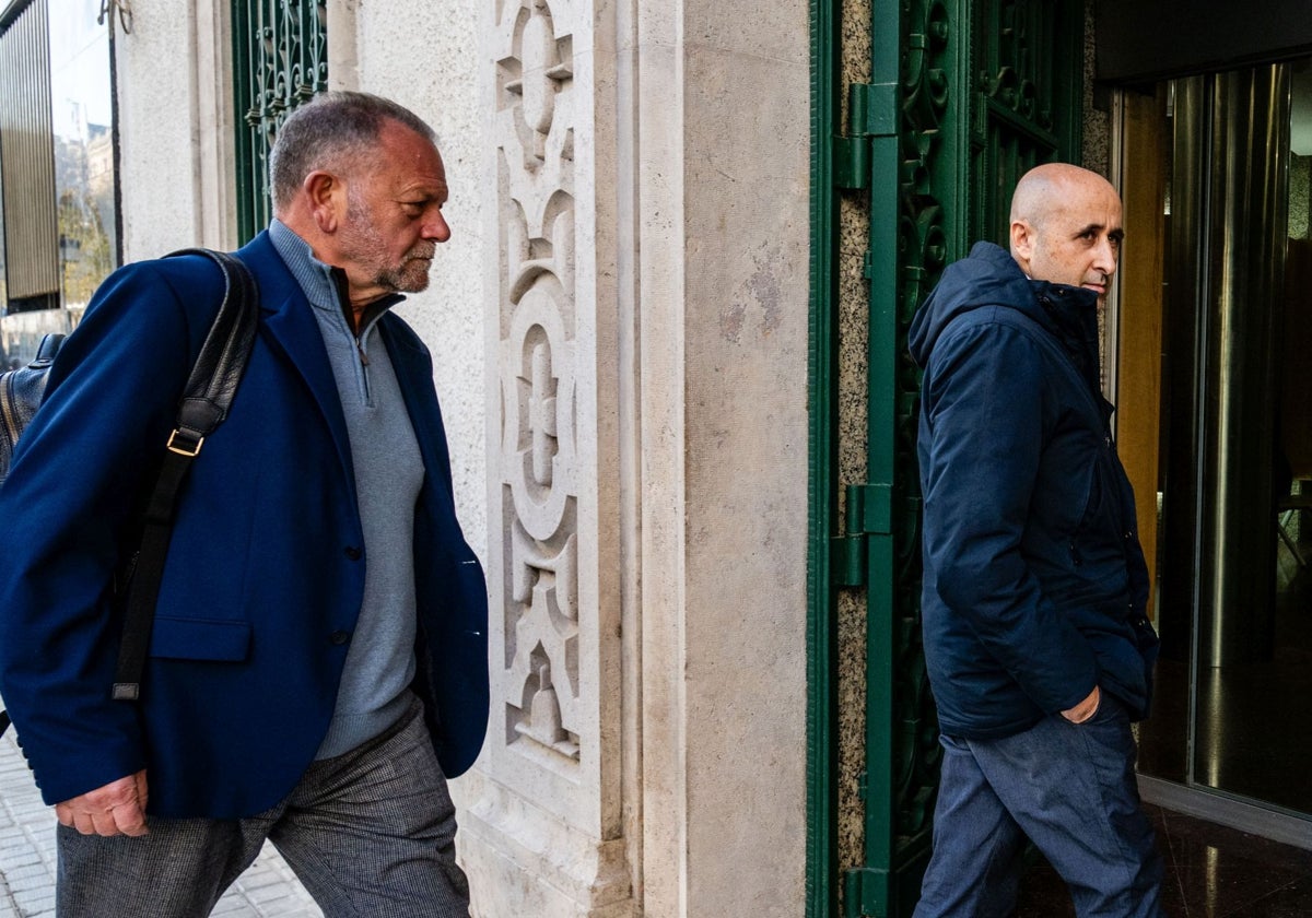 El presidente de la CHJ se escabulle por la puerta de atrás para no atender a la prensa