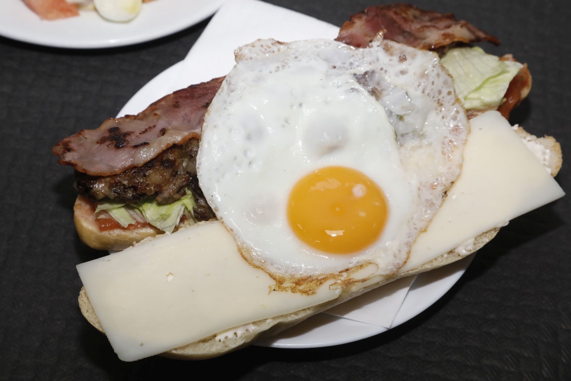 Imagen principal - «Un plato combinado dentro de un bocadillo», el especial de Ca Corder en Gata