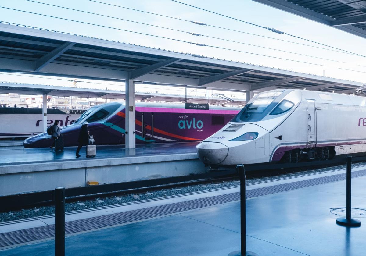 Trenes de alta velocidad de Renfe esperan para salir de una estación. Imagen de archivo.