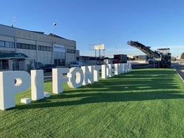 Instalación del cartel en el polígono.