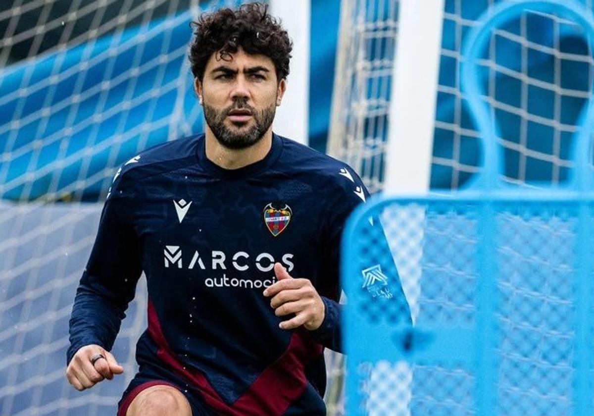 Vicente Iborra, entrenándose con el Levante.