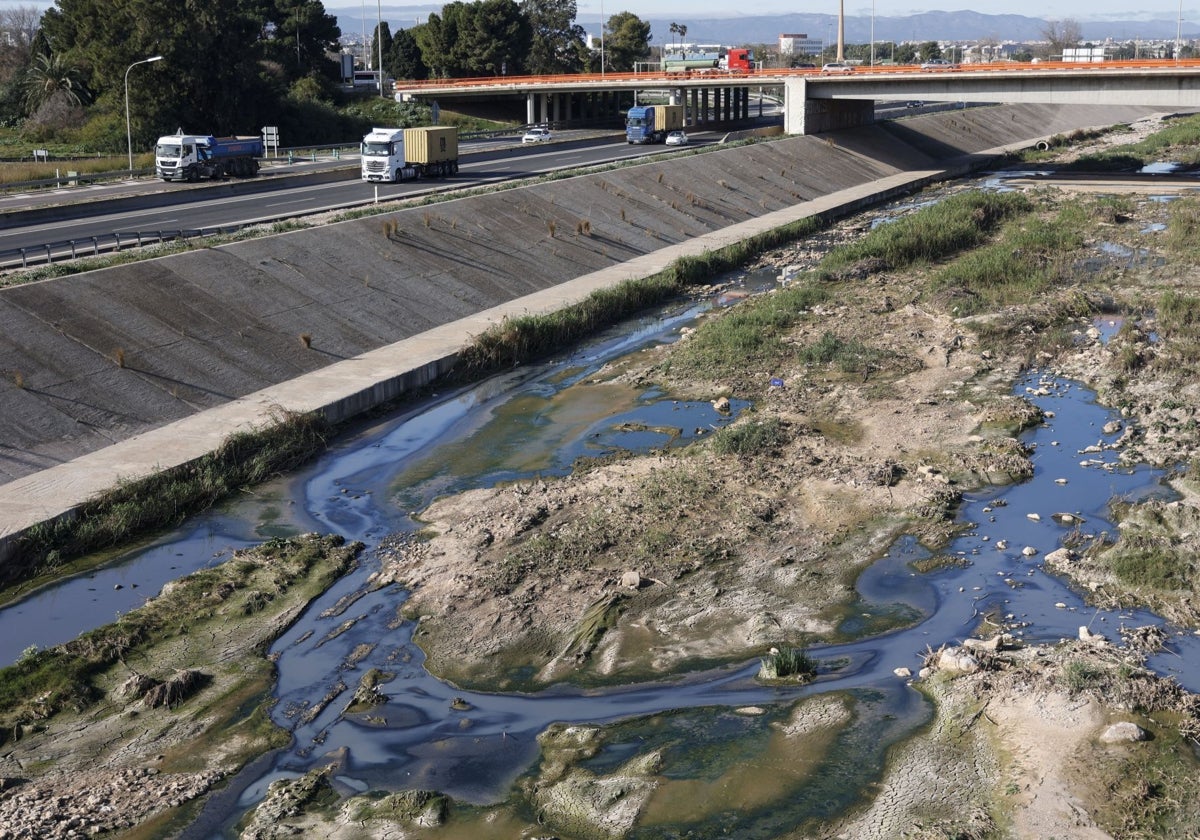 Aguas residuales en el nuevo cauce del Turia, a la altura de La Torre.