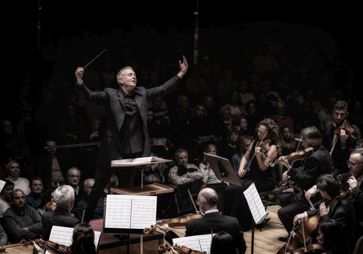 Imagen de la Orquesta de Valencia y de su director Alexander Liebreich.