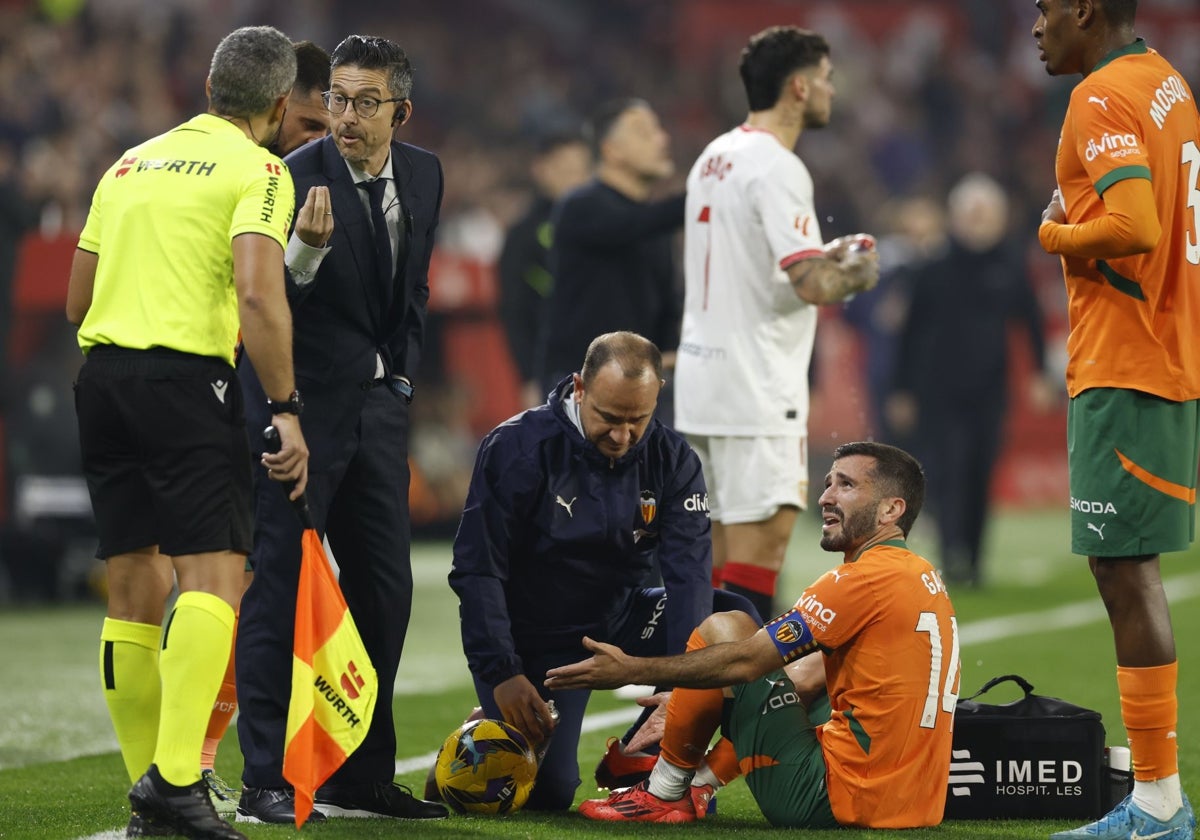 Gayà, atendido por los servicios médicos durante un partido contra el Sevilla.