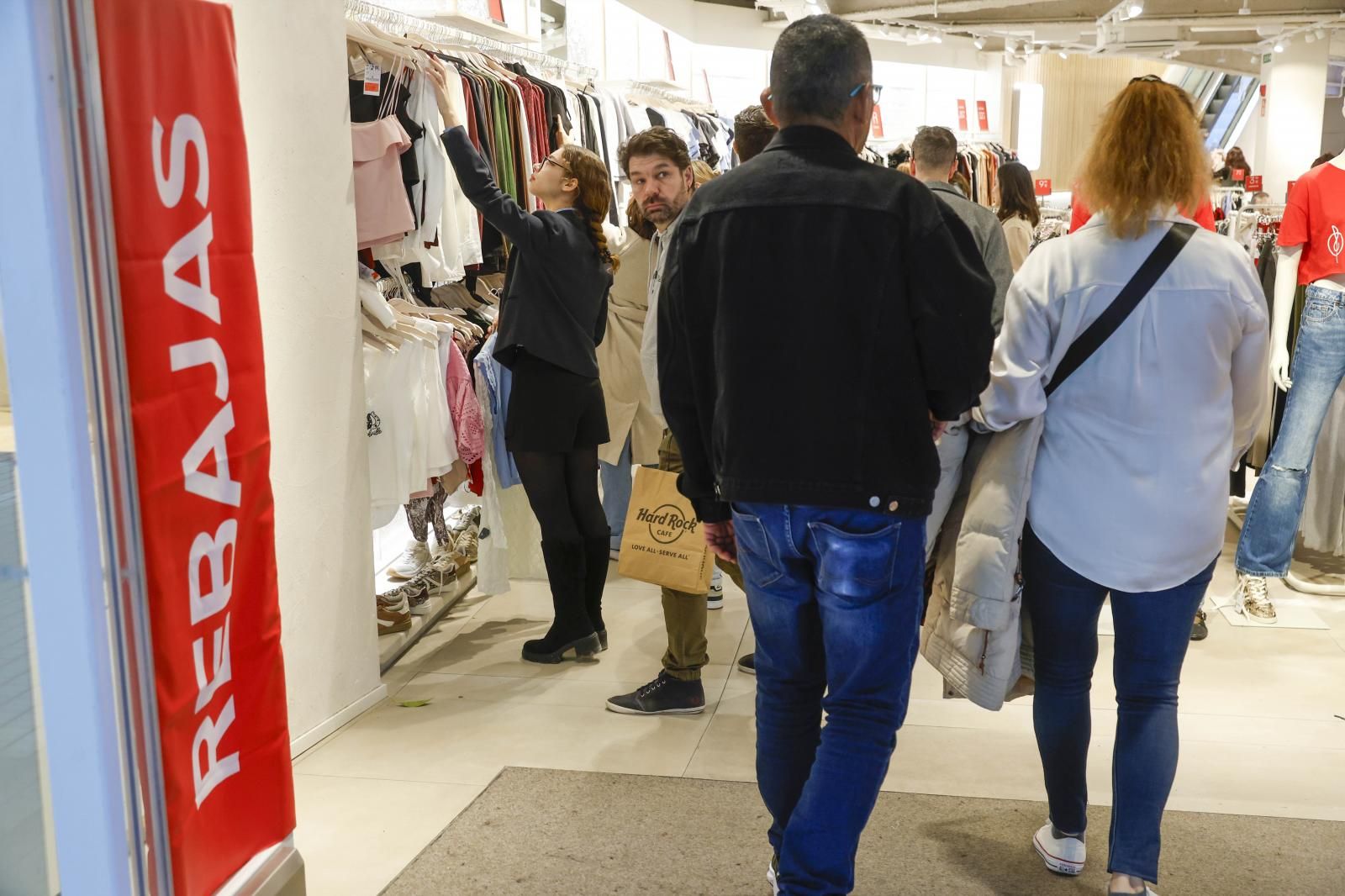 FOTOS | Primer domingo de rebajas en Valencia