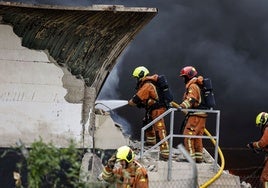 Varios bomberos trabajan en la extinción de un incendio en Sollana, en una imagen de archivo.