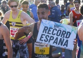 Ilias Fifa celebra su récord de España en Valencia.