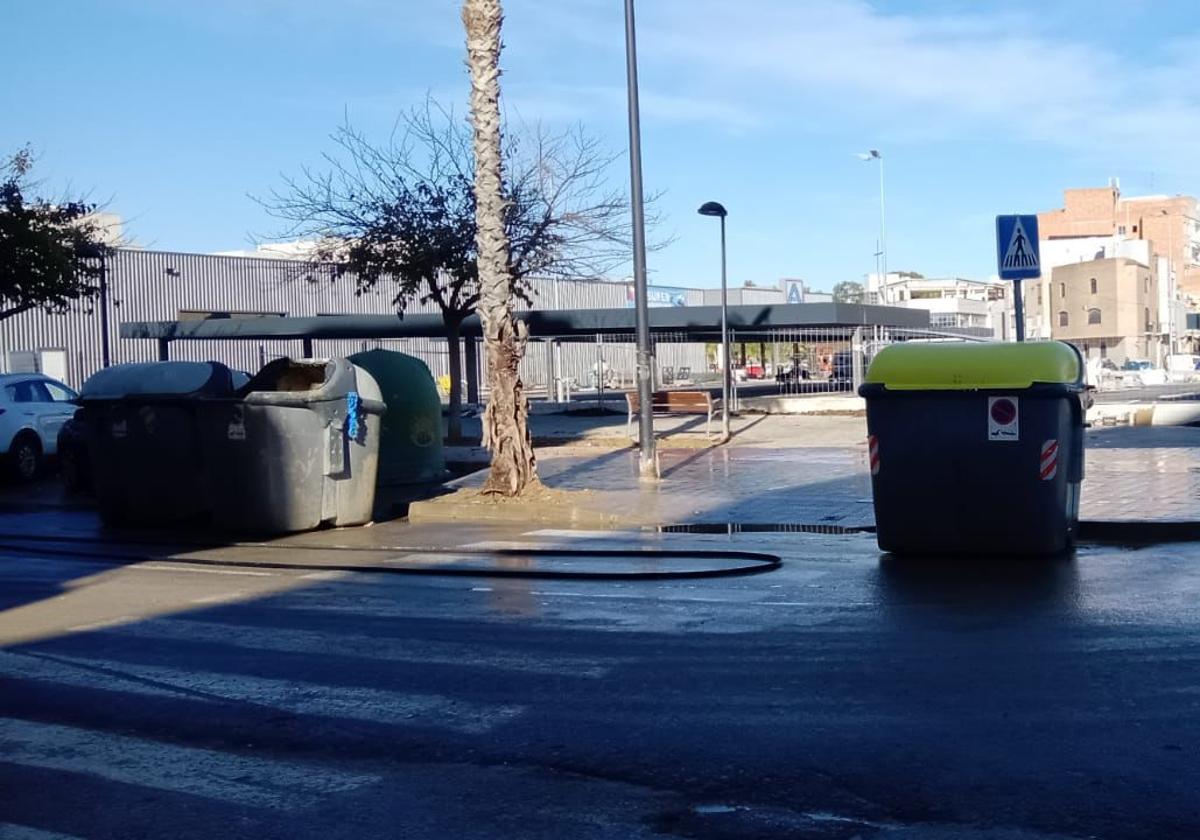 Limpieza con agua en las calles de Albal.