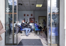 Pacientes en la sala de espera del hospital General de Valencia.