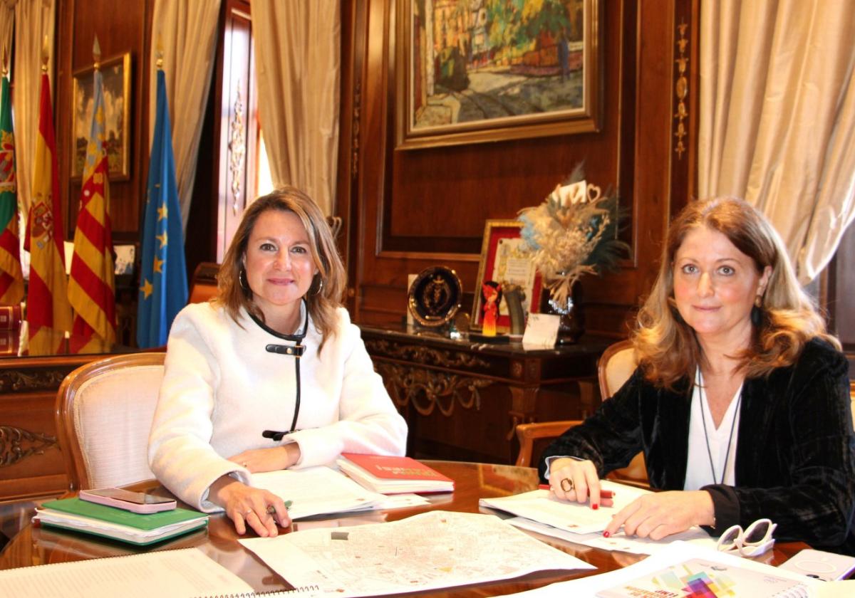 La alcaldesa de Castellón, Begoña Carrasco, y la directora de la Oficina de Promoción Económica, Carmen Vilanova.