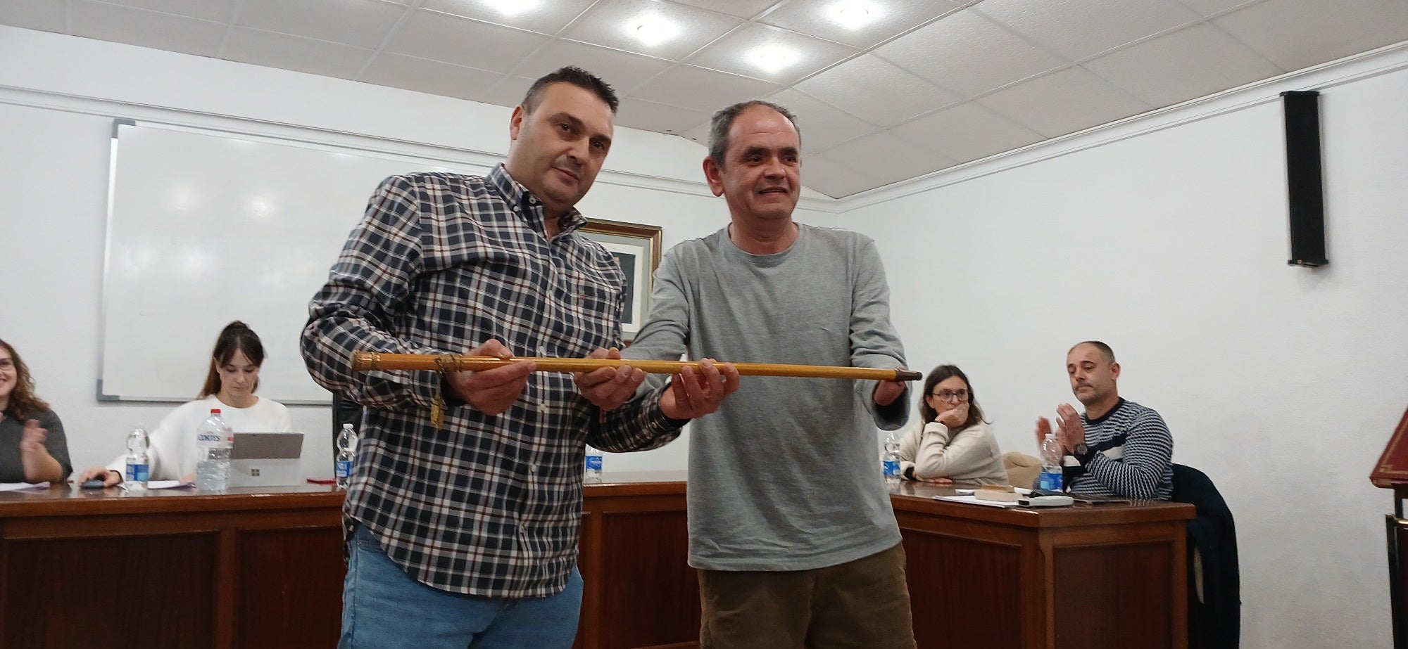 Vicente José Torregrosa (izquerda), recibe la vara de mando como nuevo alcalde.