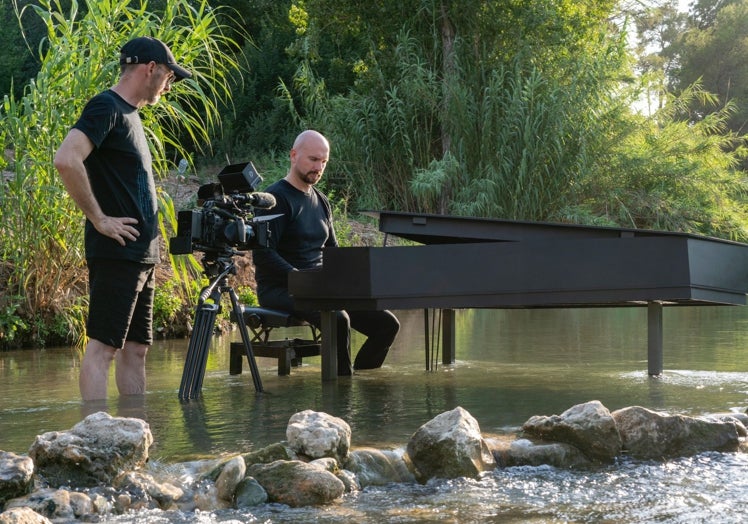 Josué Vergara al piano durante la grabación en el río Turia.