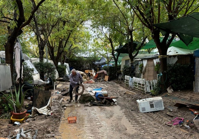 El camping municipal tras el paso del caudal de la dana.