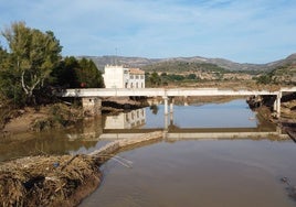 Aspecto del río Turia con el puente que quedó dañado por la dana.