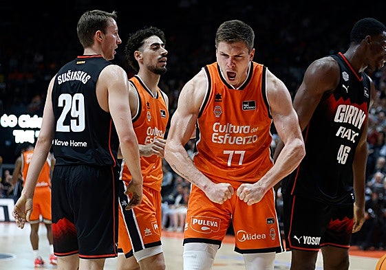 Nate Sestina, celebrando un punto.