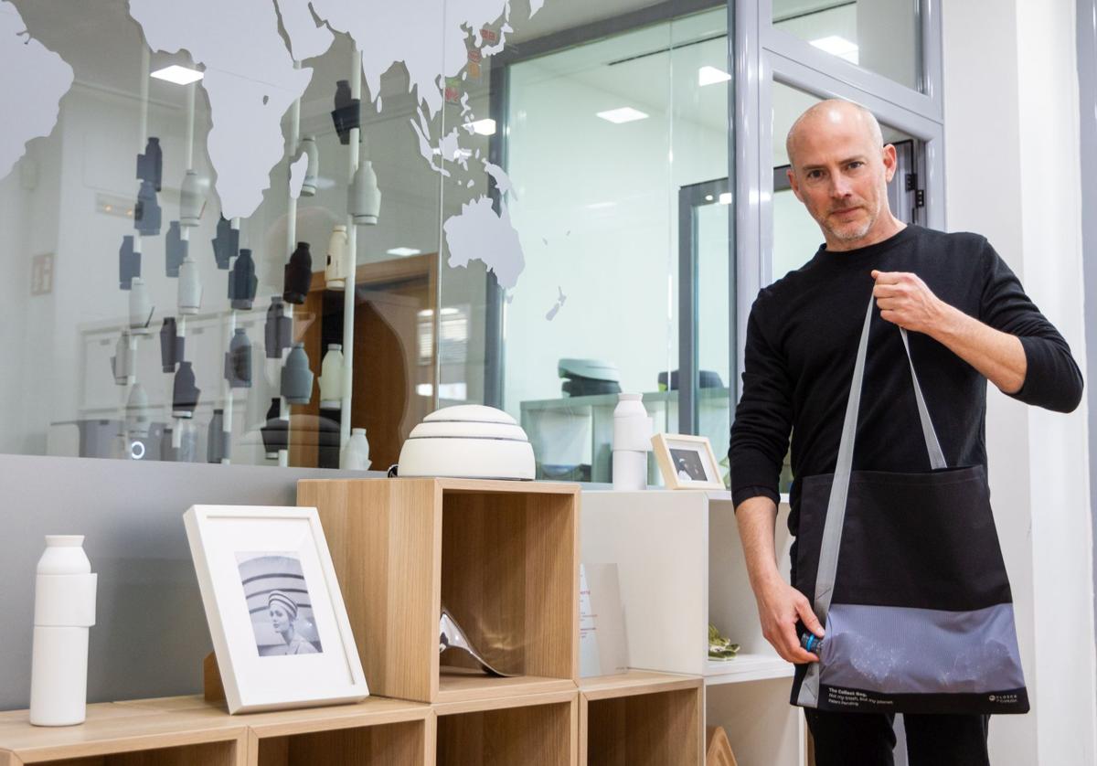 Carlos Ferrando sostiene uno de los últimos productos que ha creado junto a Canussa, una bolsa con un bolsillo para recoger basura.