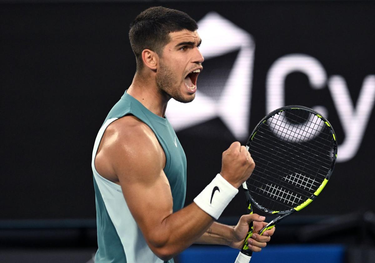 Carlos Alcaraz celebra un punto en su debut frente a Alexander Shevchenko.