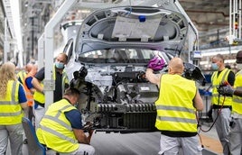 Trabajadores en una fábrica en Alemania.