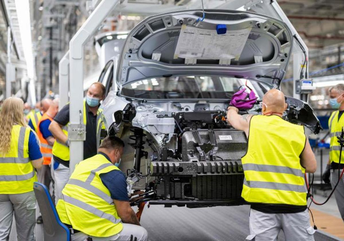 Trabajadores en una fábrica en Alemania.