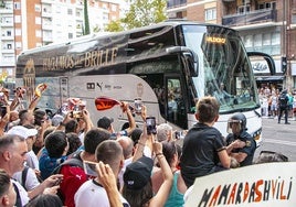 Llegada del autobús del Valencia a Mestalla.