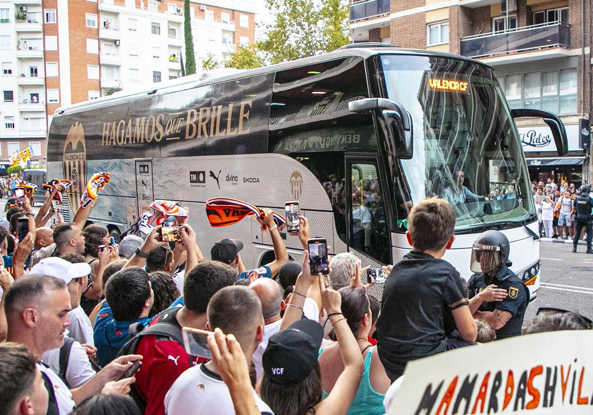 Llegada del autobús del Valencia a Mestalla.