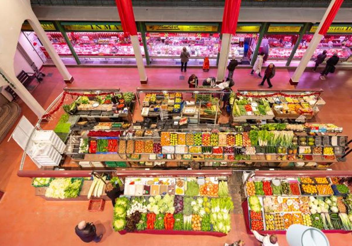 Diferentes puestos con fruta, verdura, carnes, bacalao, cordero en un mercado de Logroño.