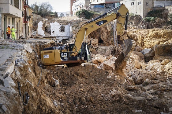 Trabajos de reparación en una calle de Chiva.