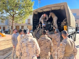 Militares reparten bicicletas en Massanassa.