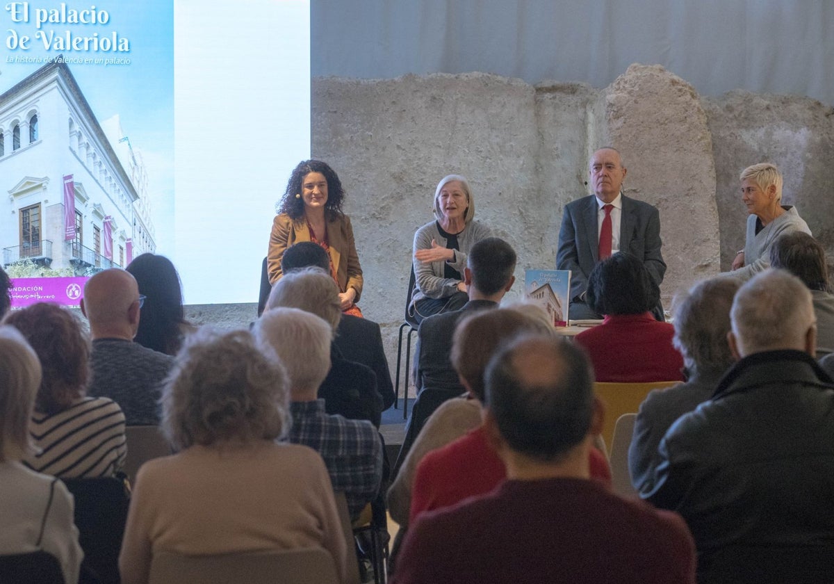 Un momento del acto de presentación del libro.