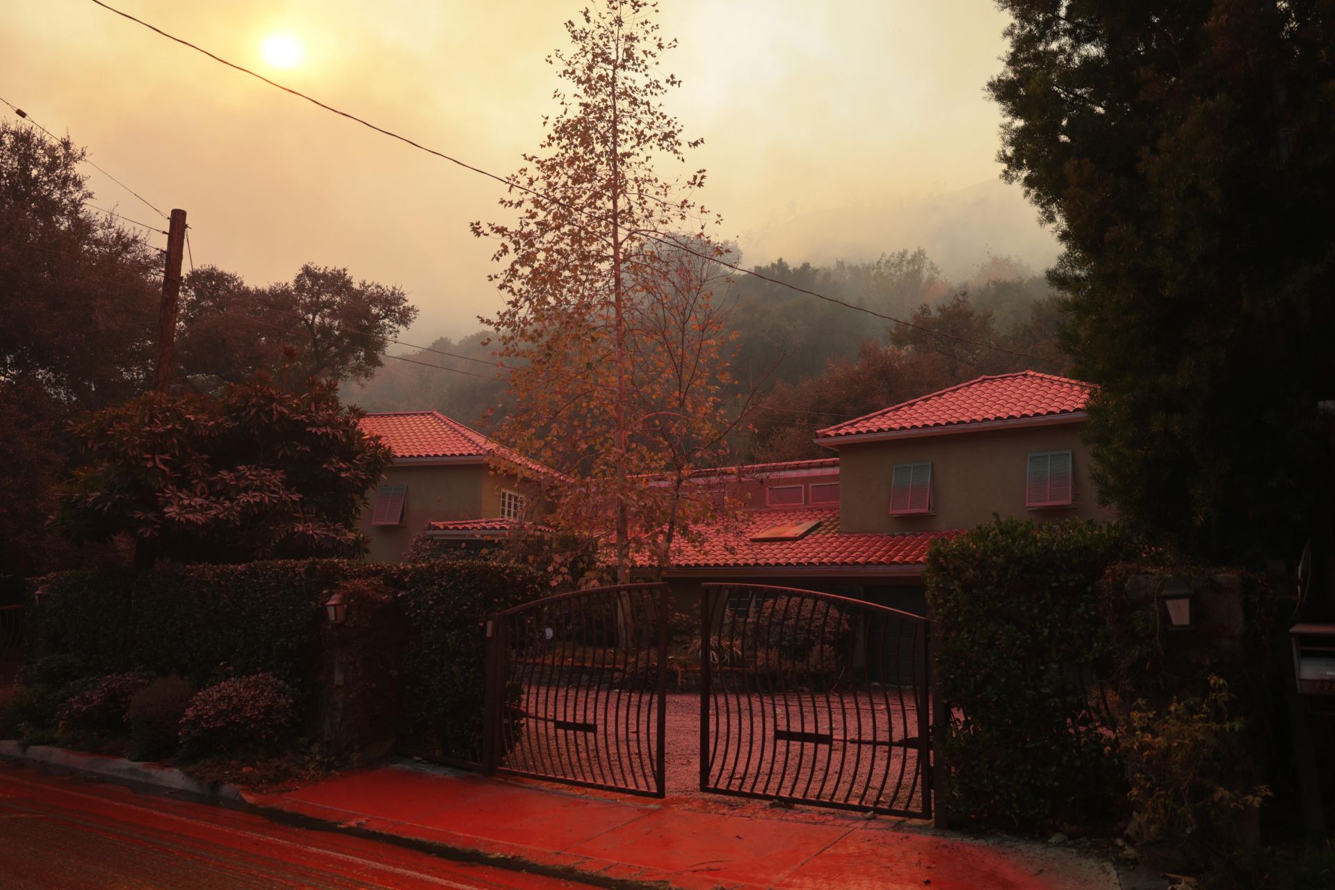 ¿Por qué Los Ángeles está cubierta de polvo rosa durante los incendios?