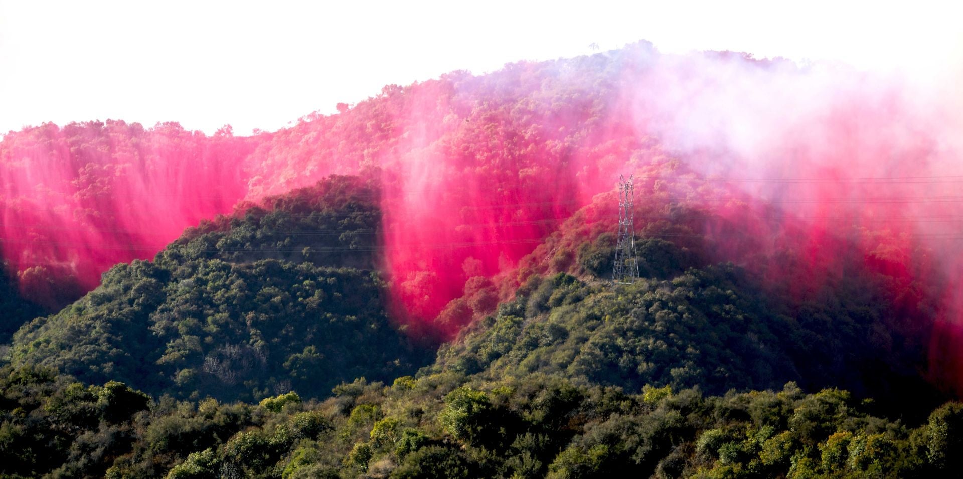 ¿Por qué Los Ángeles está cubierta de polvo rosa durante los incendios?