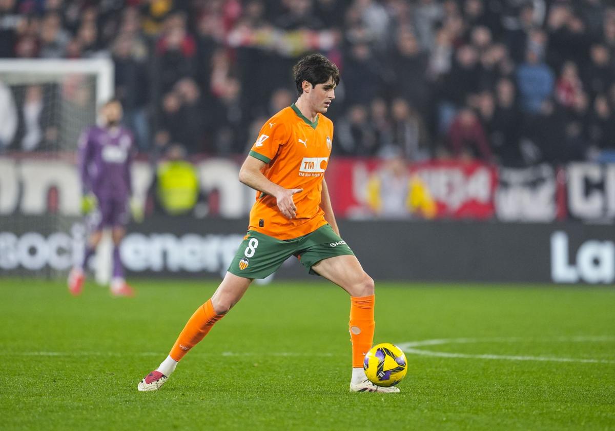 Javi Guerra, durante un lance del partido frente al Sevilla.